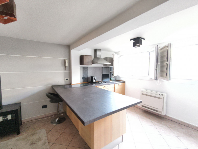 Porzione elegante di villa bifamiliare di circa 270, curata nei minimi dettagli con buongusto. Ub...