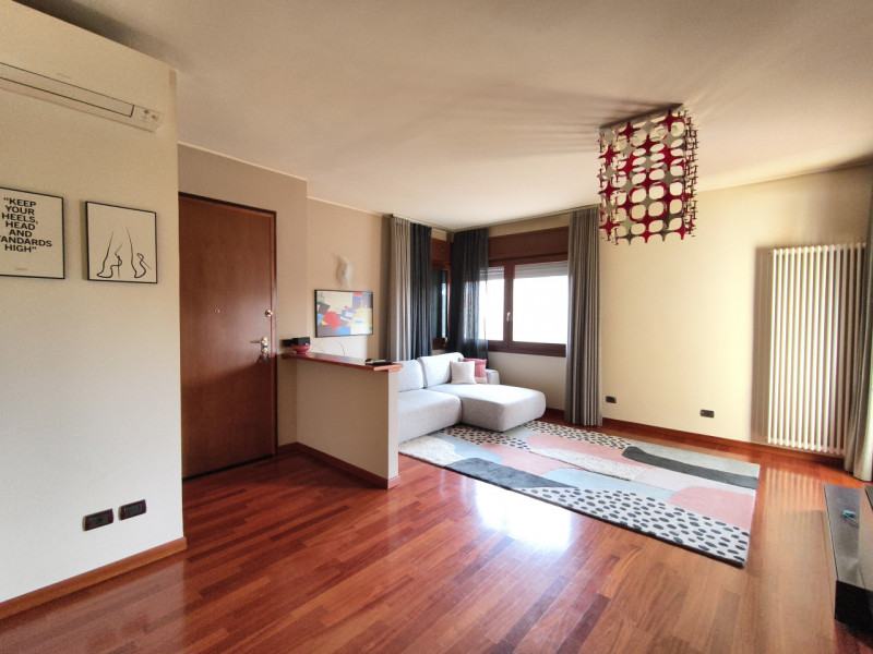 Porzione elegante di villa bifamiliare di circa 270, curata nei minimi dettagli con buongusto. Ub...