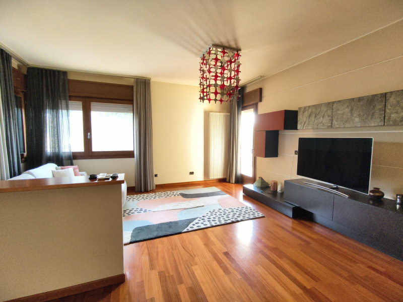 Porzione elegante di villa bifamiliare di circa 270, curata nei minimi dettagli con buongusto. Ub...