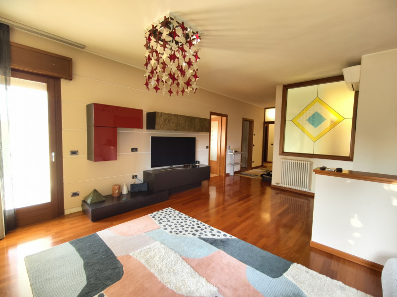 Porzione elegante di villa bifamiliare di circa 270, curata nei minimi dettagli con buongusto. Ub...