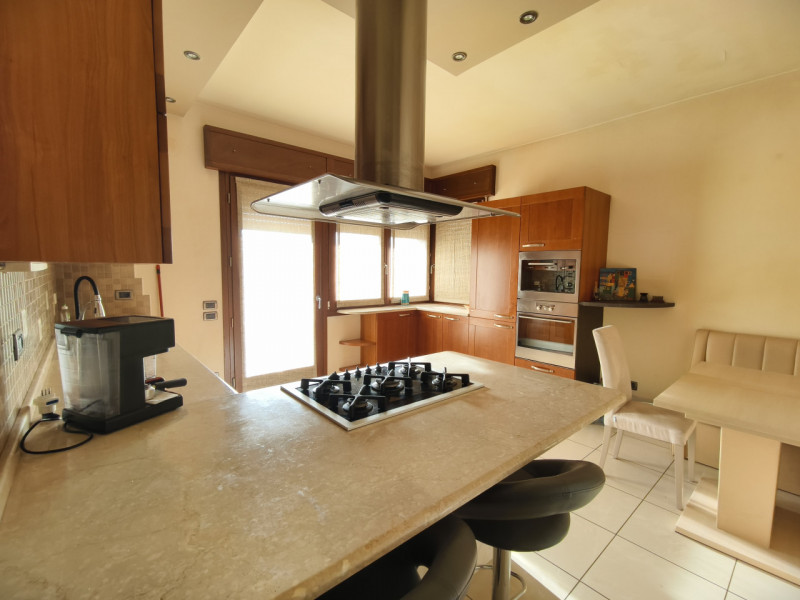 Porzione elegante di villa bifamiliare di circa 270, curata nei minimi dettagli con buongusto. Ub...