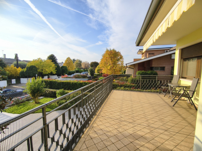 Porzione elegante di villa bifamiliare di circa 270, curata nei minimi dettagli con buongusto. Ub...