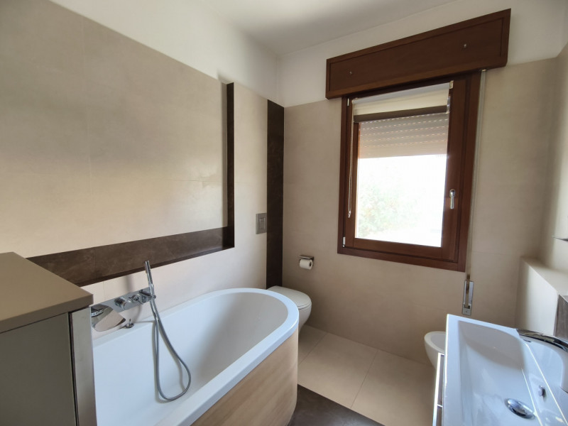 Porzione elegante di villa bifamiliare di circa 270, curata nei minimi dettagli con buongusto. Ub...