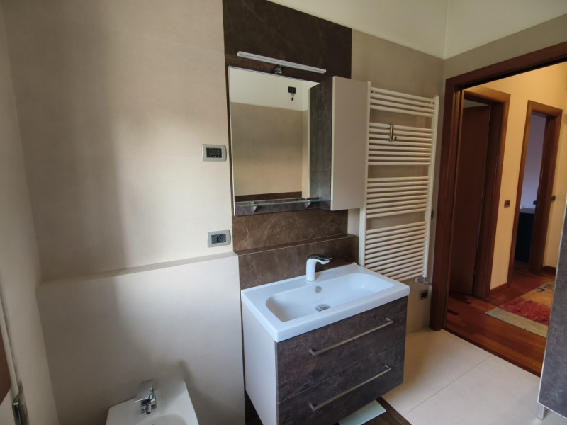 Porzione elegante di villa bifamiliare di circa 270, curata nei minimi dettagli con buongusto. Ub...