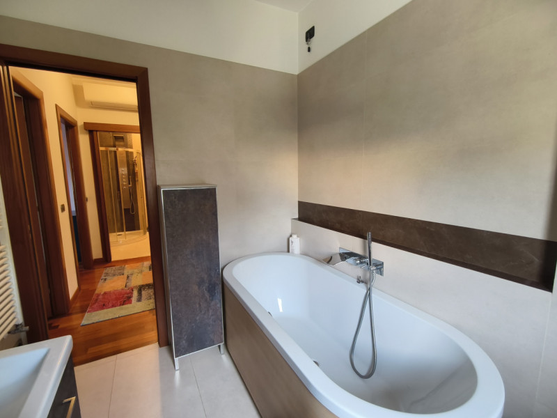 Porzione elegante di villa bifamiliare di circa 270, curata nei minimi dettagli con buongusto. Ub...