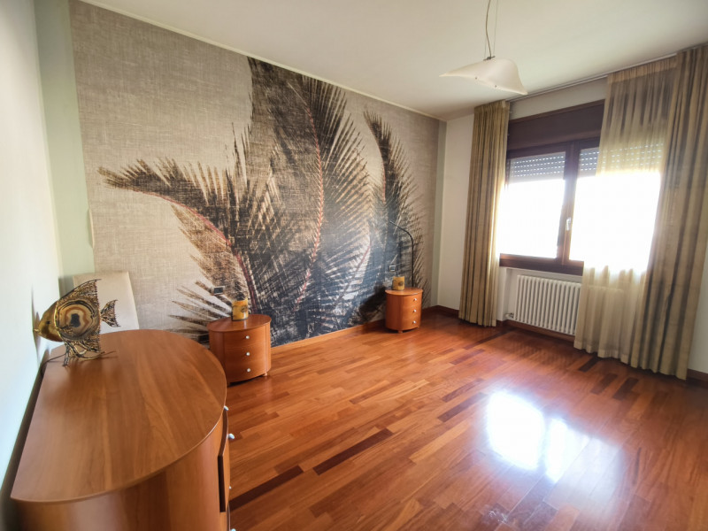 Porzione elegante di villa bifamiliare di circa 270, curata nei minimi dettagli con buongusto. Ub...