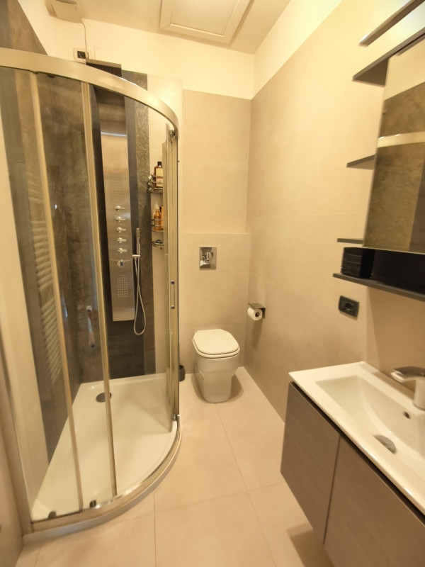 Porzione elegante di villa bifamiliare di circa 270, curata nei minimi dettagli con buongusto. Ub...