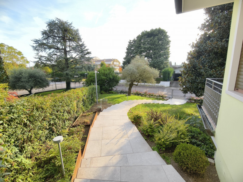 Porzione elegante di villa bifamiliare di circa 270, curata nei minimi dettagli con buongusto. Ub...