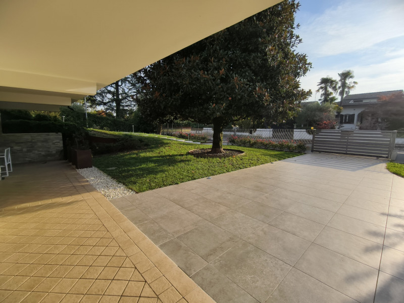 Porzione elegante di villa bifamiliare di circa 270, curata nei minimi dettagli con buongusto. Ub...