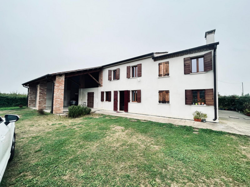 Scopri questo incantevole rustico casale situato nel cuore della campagna di Masi, un'oasi di tra...