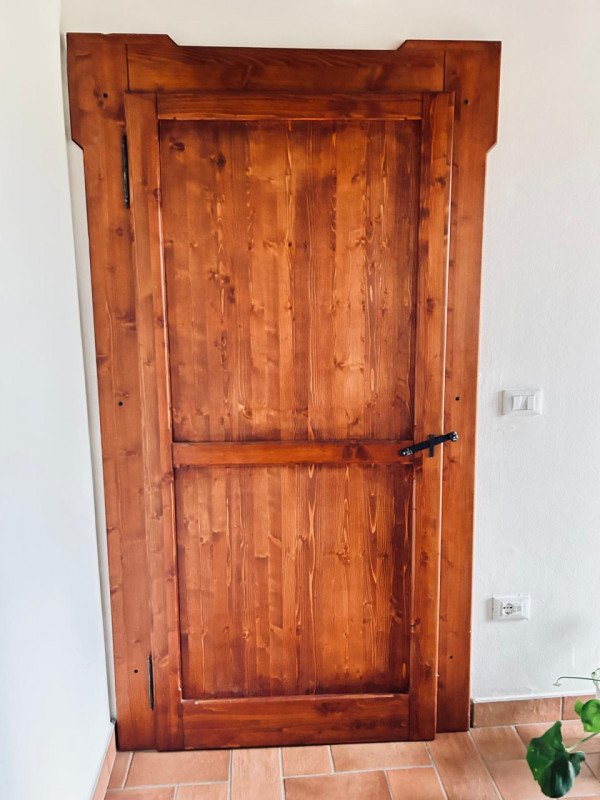 Scopri questo incantevole rustico casale situato nel cuore della campagna di Masi, un'oasi di tra...