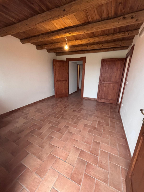 Scopri questo incantevole rustico casale situato nel cuore della campagna di Masi, un'oasi di tra...