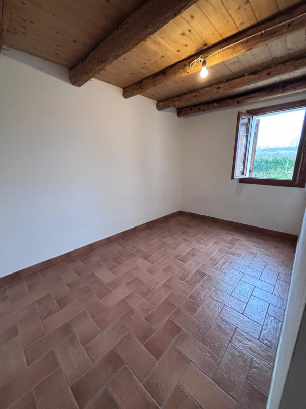 Scopri questo incantevole rustico casale situato nel cuore della campagna di Masi, un'oasi di tra...