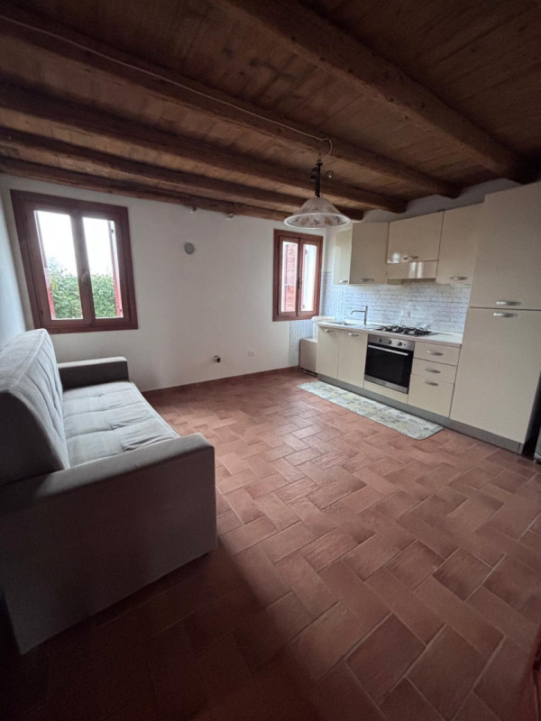 Scopri questo incantevole rustico casale situato nel cuore della campagna di Masi, un'oasi di tra...