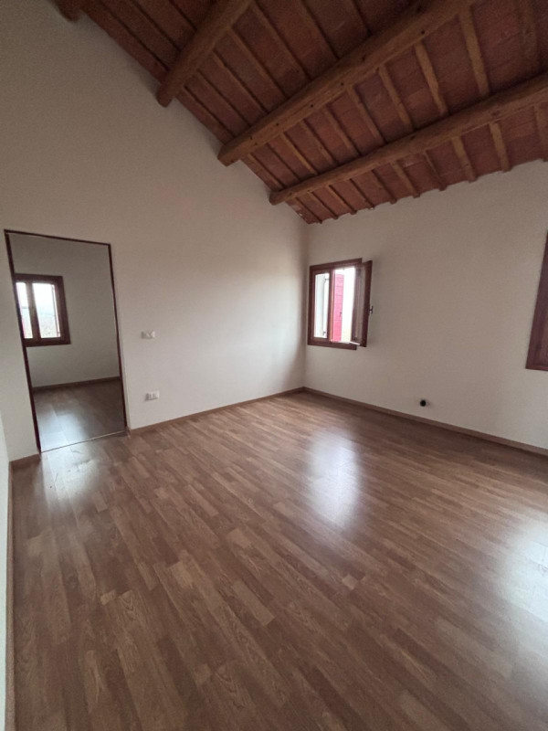 Scopri questo incantevole rustico casale situato nel cuore della campagna di Masi, un'oasi di tra...