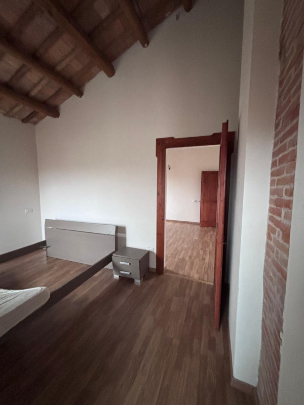 Scopri questo incantevole rustico casale situato nel cuore della campagna di Masi, un'oasi di tra...