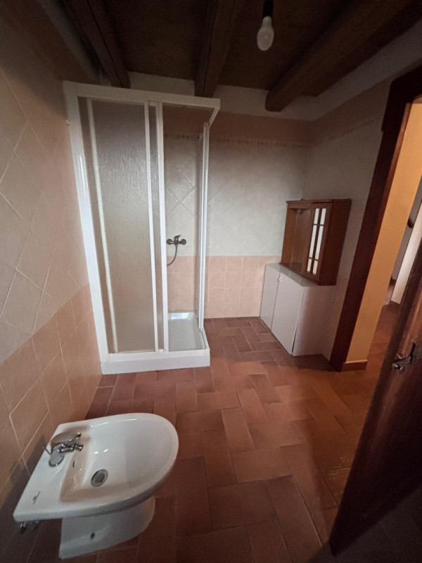 Scopri questo incantevole rustico casale situato nel cuore della campagna di Masi, un'oasi di tra...