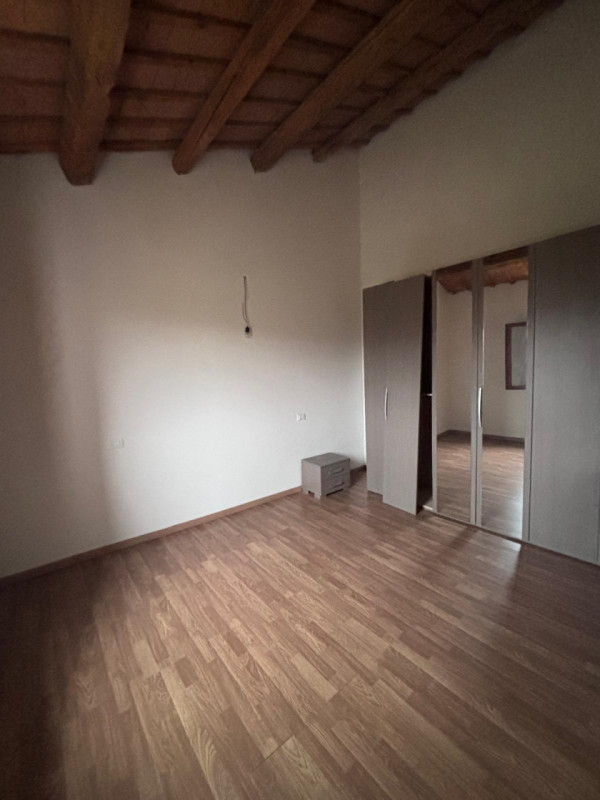 Scopri questo incantevole rustico casale situato nel cuore della campagna di Masi, un'oasi di tra...