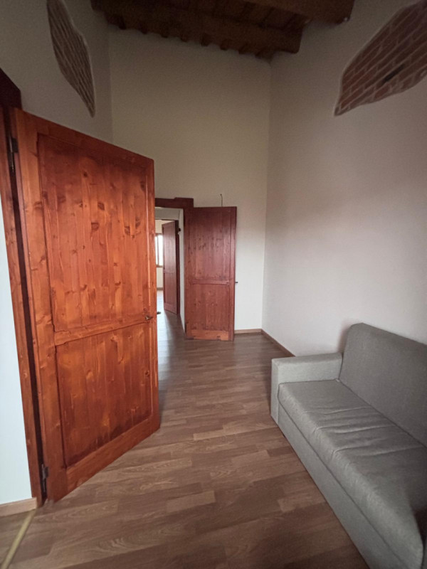 Scopri questo incantevole rustico casale situato nel cuore della campagna di Masi, un'oasi di tra...