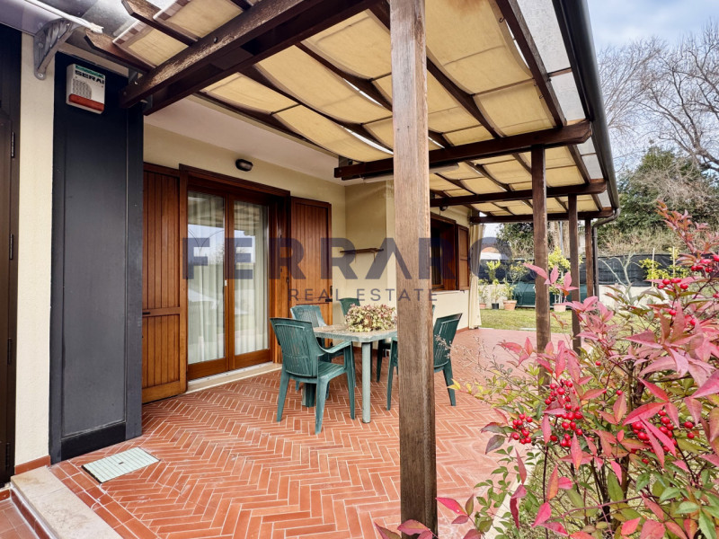 Treviso, zona Santa Bona. Codice YA9.

Si propone in locazione una introvabile casa a schiera di ...