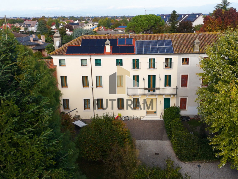 CAMISANO VICENTINO – CENTRO | RIF. RES8 PER INFO: 0444/310220

All’ingresso del cuore pulsante di...