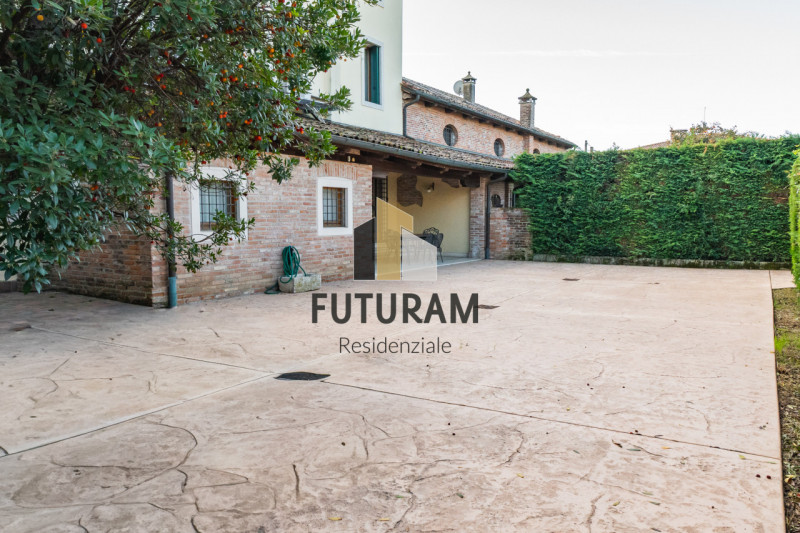 CAMISANO VICENTINO – CENTRO | RIF. RES8 PER INFO: 0444/310220

All’ingresso del cuore pulsante di...