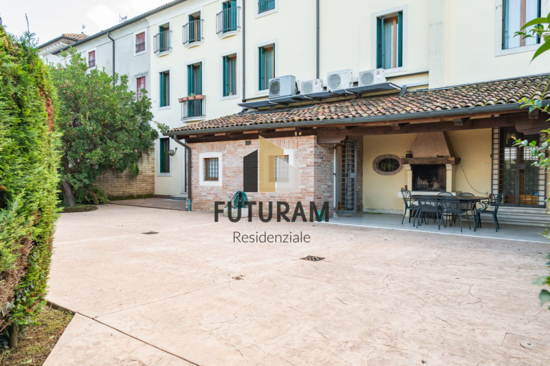 CAMISANO VICENTINO – CENTRO | RIF. RES8 PER INFO: 0444/310220

All’ingresso del cuore pulsante di...