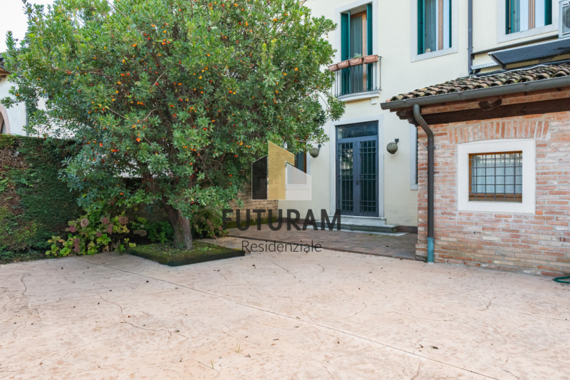 CAMISANO VICENTINO – CENTRO | RIF. RES8 PER INFO: 0444/310220

All’ingresso del cuore pulsante di...