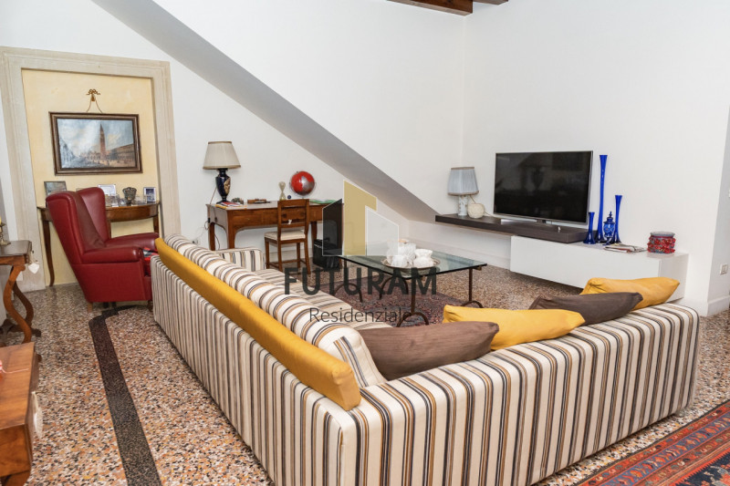 CAMISANO VICENTINO – CENTRO | RIF. RES8 PER INFO: 0444/310220

All’ingresso del cuore pulsante di...