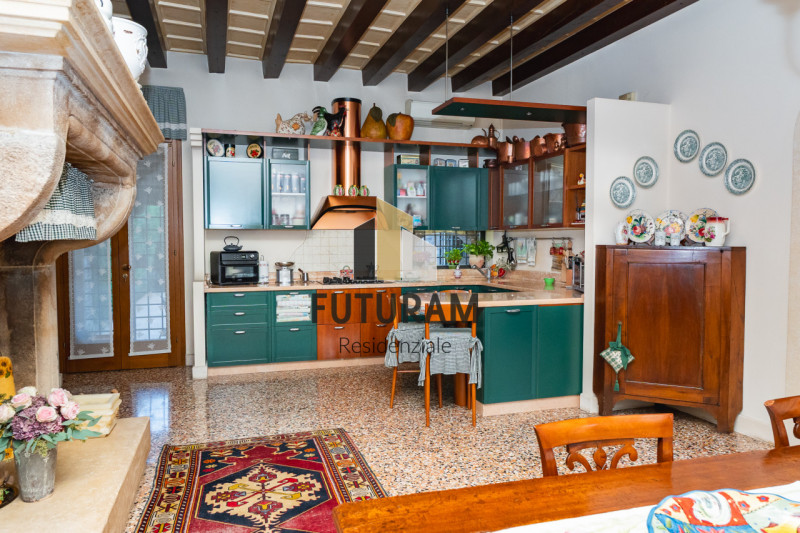 CAMISANO VICENTINO – CENTRO | RIF. RES8 PER INFO: 0444/310220

All’ingresso del cuore pulsante di...