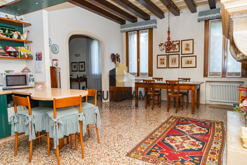 CAMISANO VICENTINO – CENTRO | RIF. RES8 PER INFO: 0444/310220

All’ingresso del cuore pulsante di...