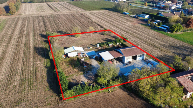 Affittasi capannone di 200 mq ad uso deposito, situato in zona agricola a Ramon di Loria, su lott...