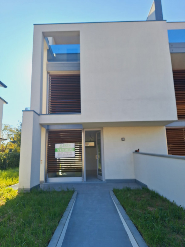 L'agenzia Iris è lieta di presentare una straordinaria opportunità immobiliare: una villetta a sc...