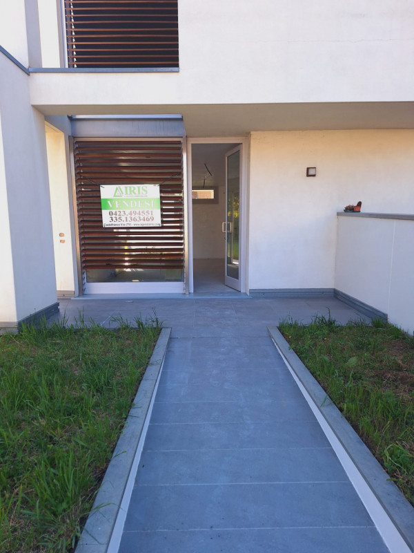 L'agenzia Iris è lieta di presentare una straordinaria opportunità immobiliare: una villetta a sc...