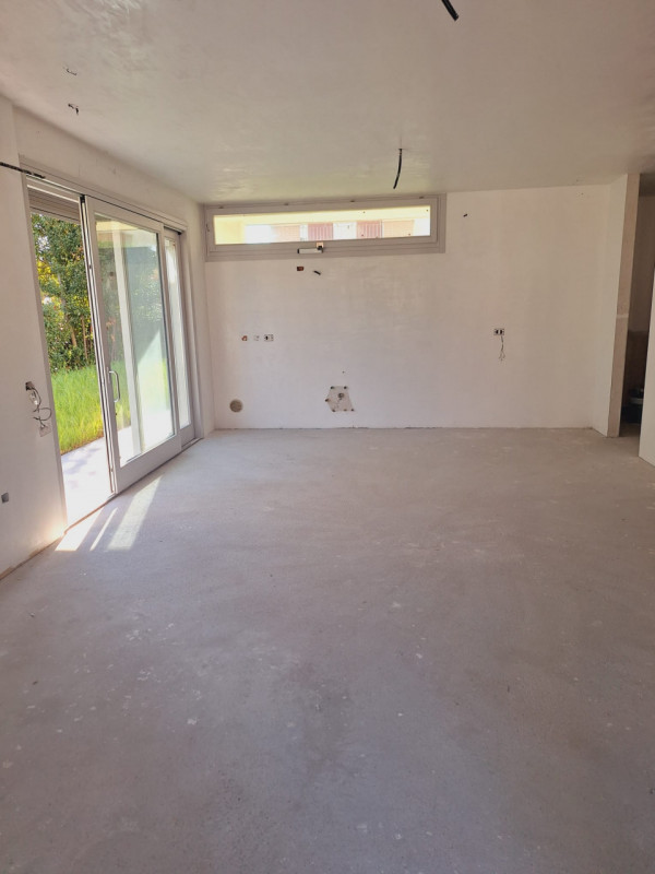 L'agenzia Iris è lieta di presentare una straordinaria opportunità immobiliare: una villetta a sc...