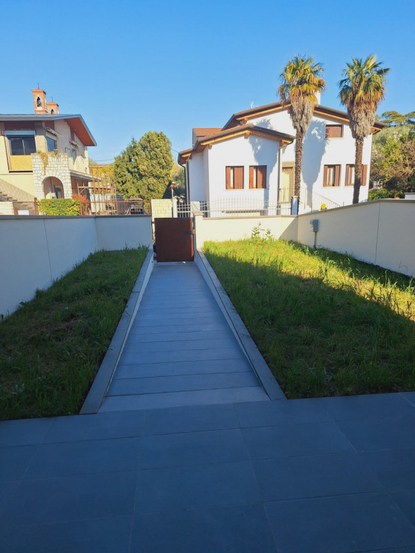 L'agenzia Iris è lieta di presentare una straordinaria opportunità immobiliare: una villetta a sc...