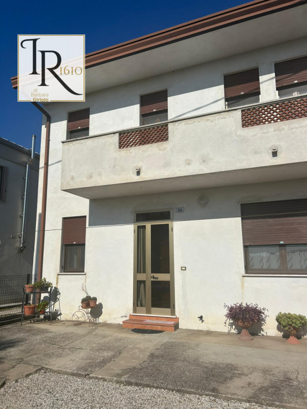 Scopri la tua nuova casa ideale nel tranquillo comune di Piacenza d'Adige! Questa splendida abita...