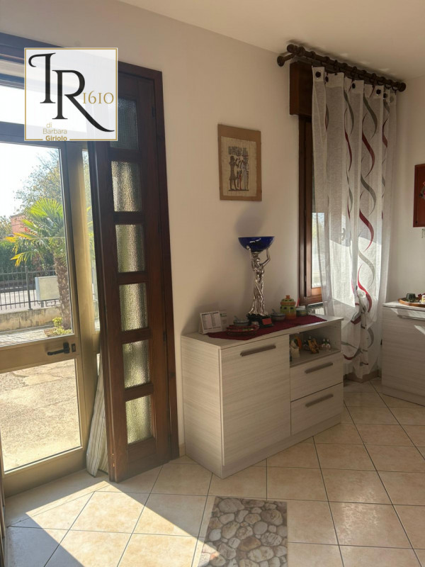 Scopri la tua nuova casa ideale nel tranquillo comune di Piacenza d'Adige! Questa splendida abita...