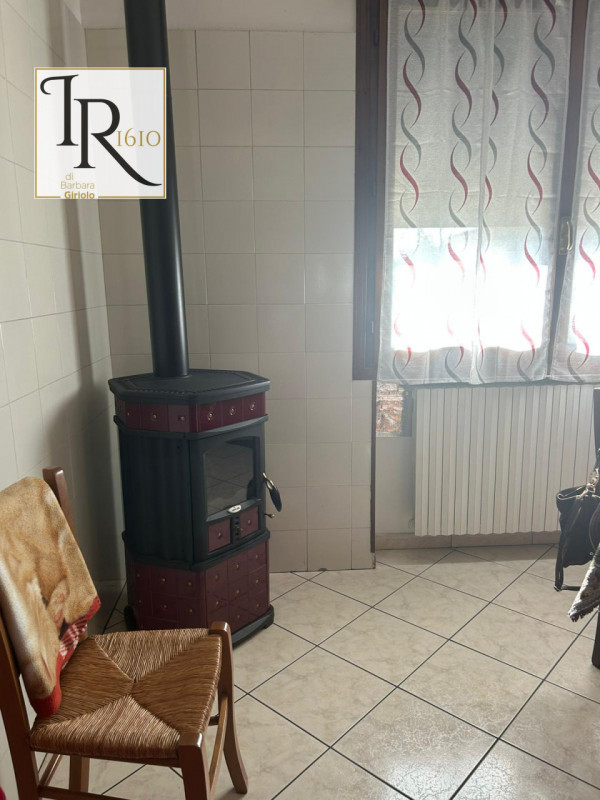 Scopri la tua nuova casa ideale nel tranquillo comune di Piacenza d'Adige! Questa splendida abita...