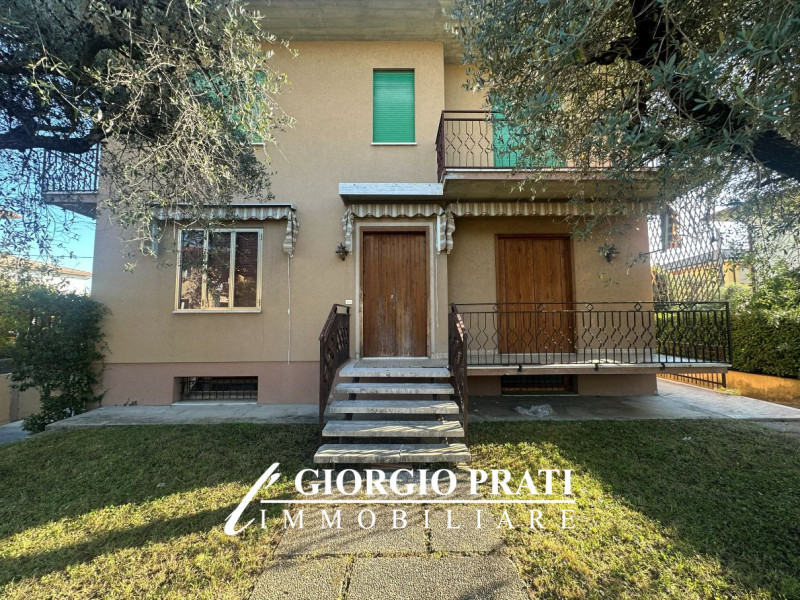 Proponiamo in vendita un'interessante bifamiliare sovrapposta da ristrutturare, situata nella tra...