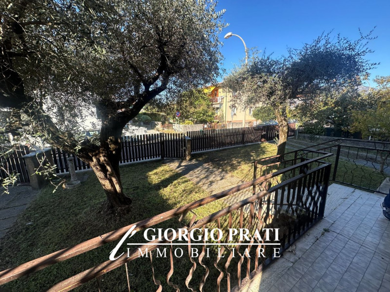 Proponiamo in vendita un'interessante bifamiliare sovrapposta da ristrutturare, situata nella tra...