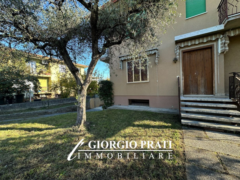 Proponiamo in vendita un'interessante bifamiliare sovrapposta da ristrutturare, situata nella tra...