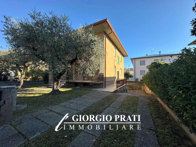 Proponiamo in vendita un'interessante bifamiliare sovrapposta da ristrutturare, situata nella tra...