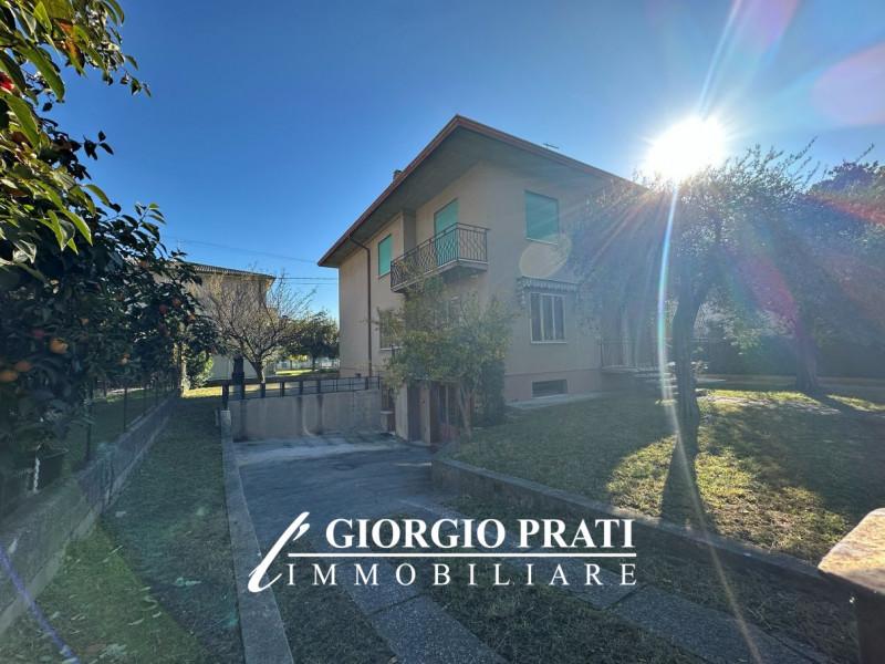 Proponiamo in vendita un'interessante bifamiliare sovrapposta da ristrutturare, situata nella tra...