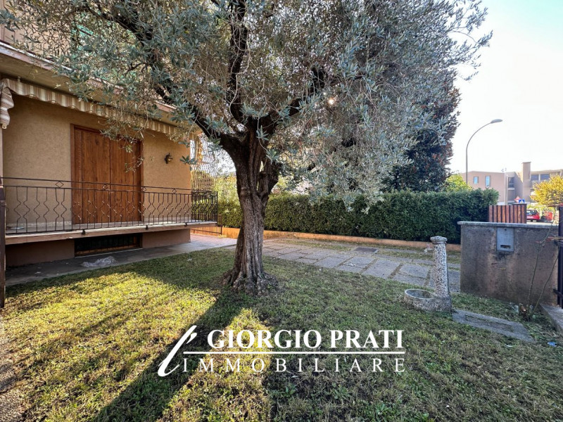 Proponiamo in vendita un'interessante bifamiliare sovrapposta da ristrutturare, situata nella tra...