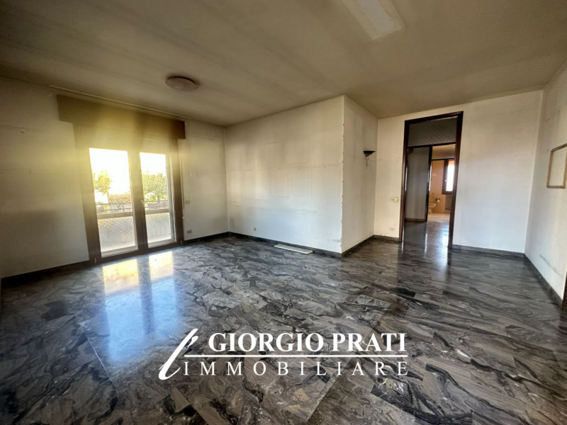 Proponiamo in vendita un'interessante bifamiliare sovrapposta da ristrutturare, situata nella tra...