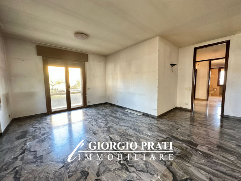 Proponiamo in vendita un'interessante bifamiliare sovrapposta da ristrutturare, situata nella tra...