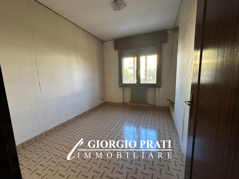 Proponiamo in vendita un'interessante bifamiliare sovrapposta da ristrutturare, situata nella tra...