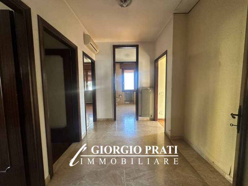 Proponiamo in vendita un'interessante bifamiliare sovrapposta da ristrutturare, situata nella tra...