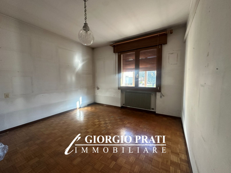 Proponiamo in vendita un'interessante bifamiliare sovrapposta da ristrutturare, situata nella tra...